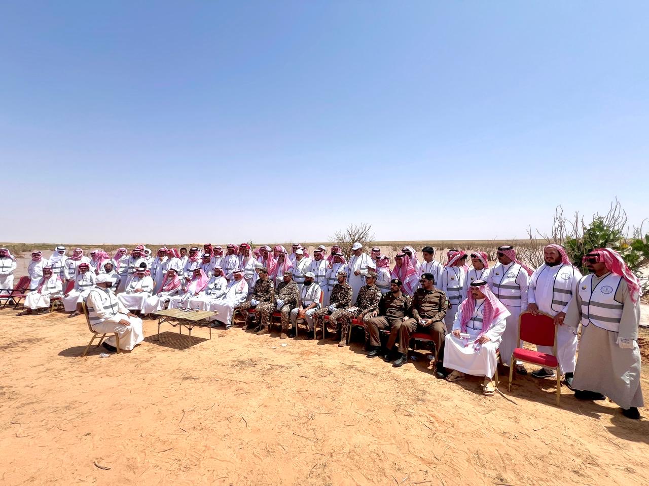 صورة جماعية لمشاركي مبادرة زراعة فيضة أم الخيول